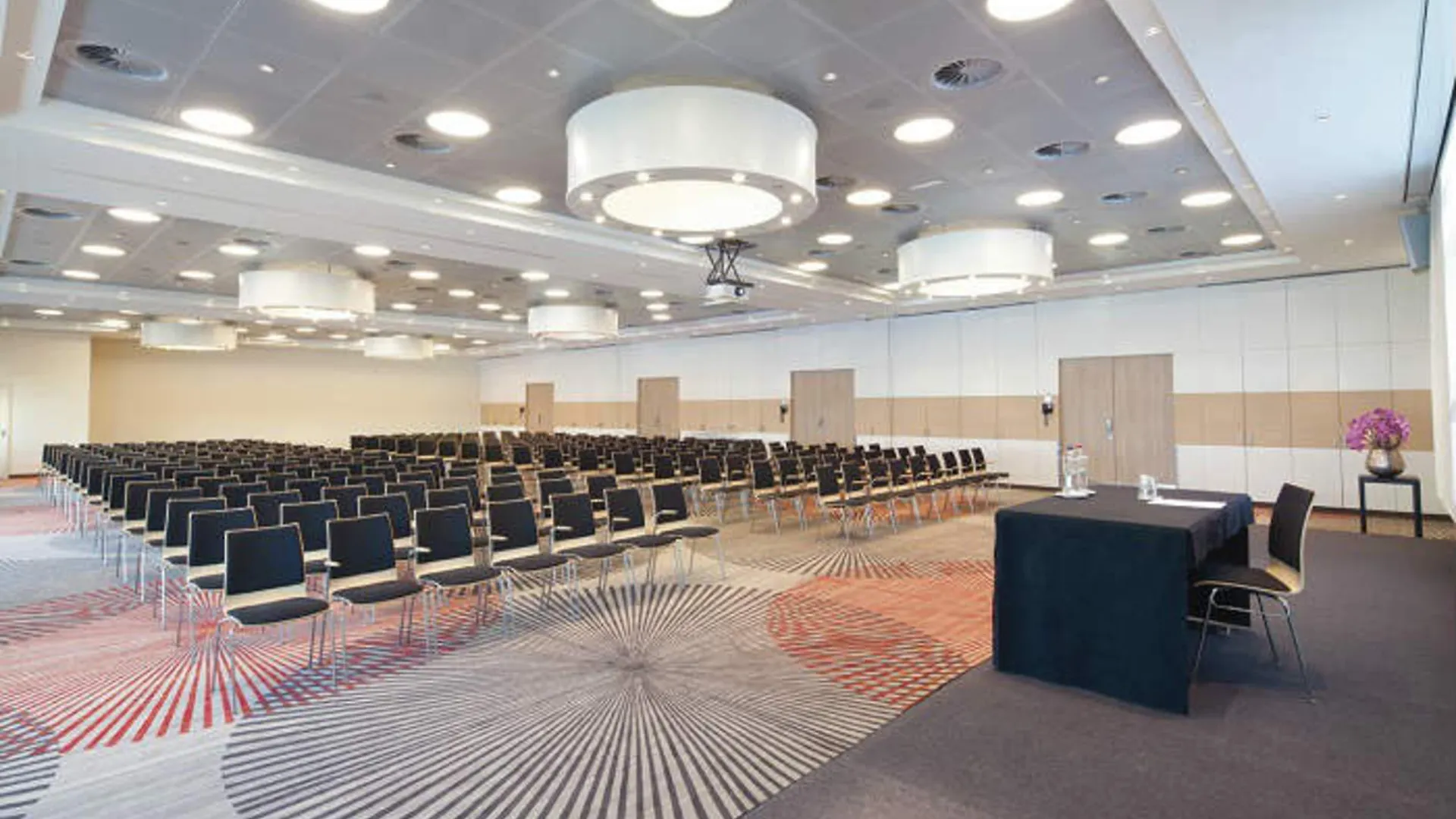 Moevenpick Hotel Amsterdam City Centre 4*,