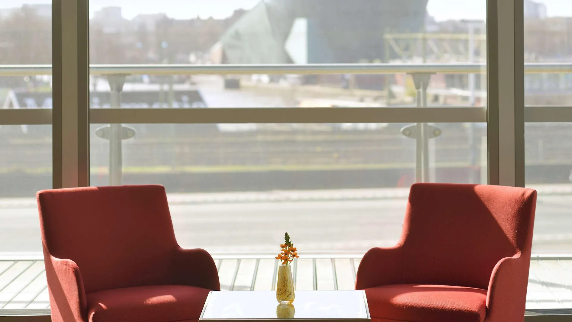 Mövenpick Hotel Amsterdam City Centre 4*,
