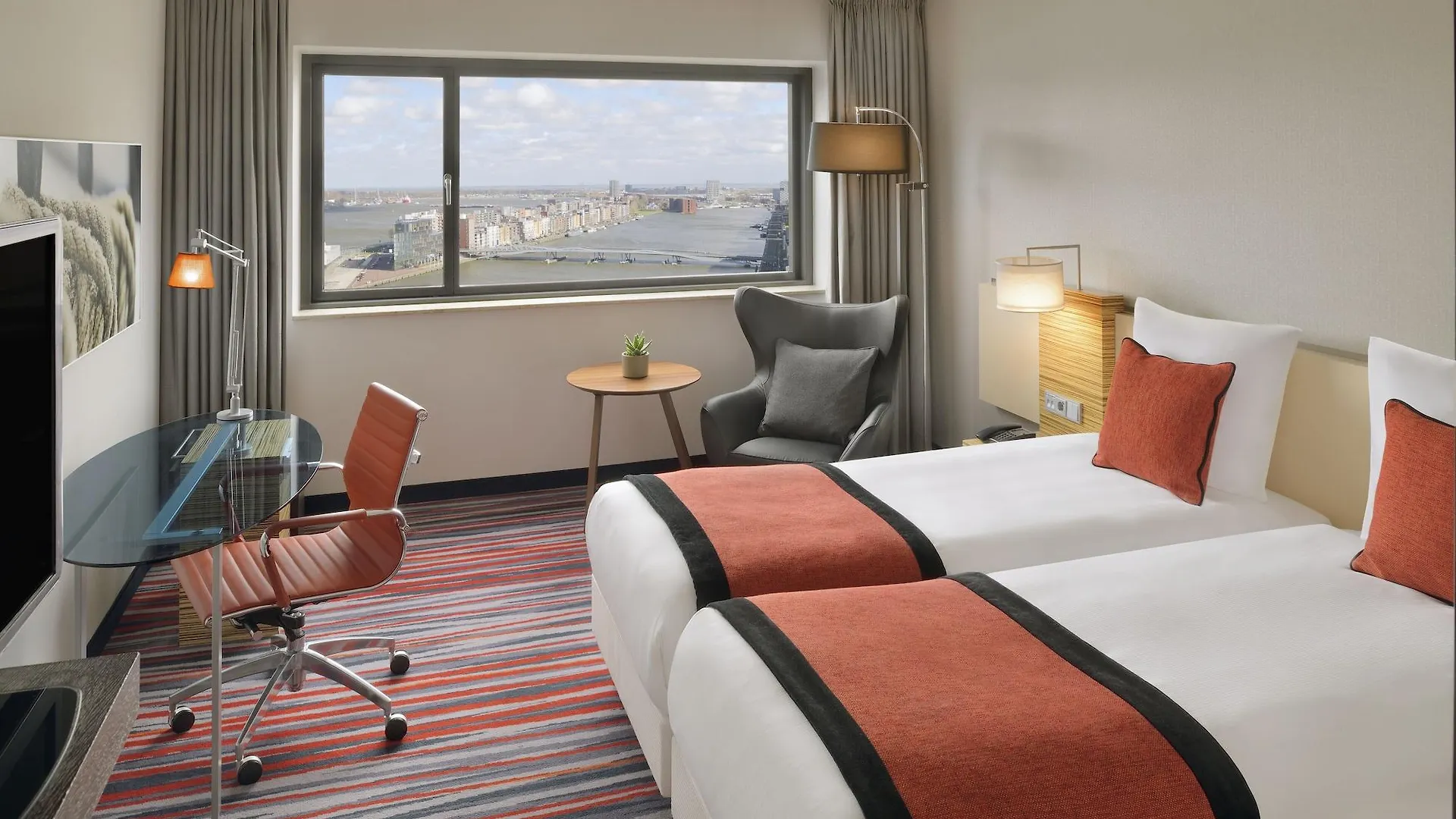 Mövenpick Hotel Amsterdam City Centre 4*,  Nederland